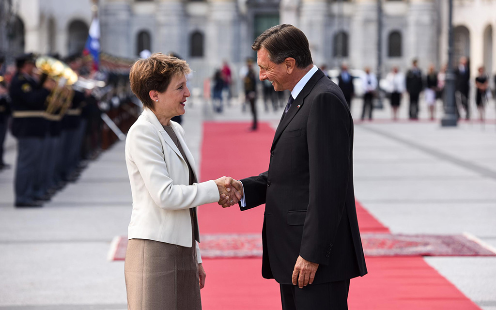 Der slowenische Präsident Borut Pahor begrüsst Bundespräsidentin Simonetta Sommaruga auf dem Kongressplatz in Ljublijana (Foto: STAfoto)