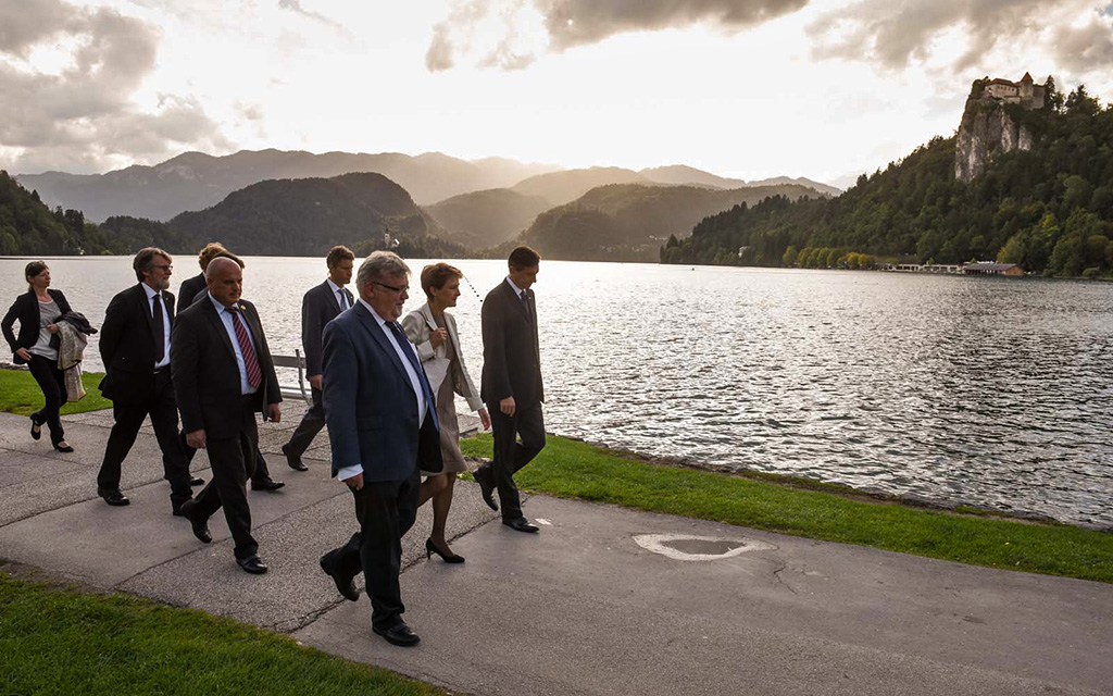 Gemeinsamer Spaziergang am See in Bled (Foto: STAfoto)