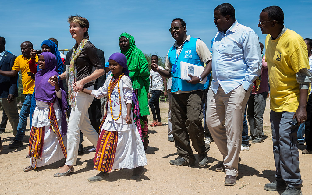 Bundespräsidentin Simonetta Sommaruga nimmt während ihres Besuchs im Sheder Flüchtlingslager zwei Flüchtlingskinder an der Hand (Foto: Keystone/Dominic Steinmann)