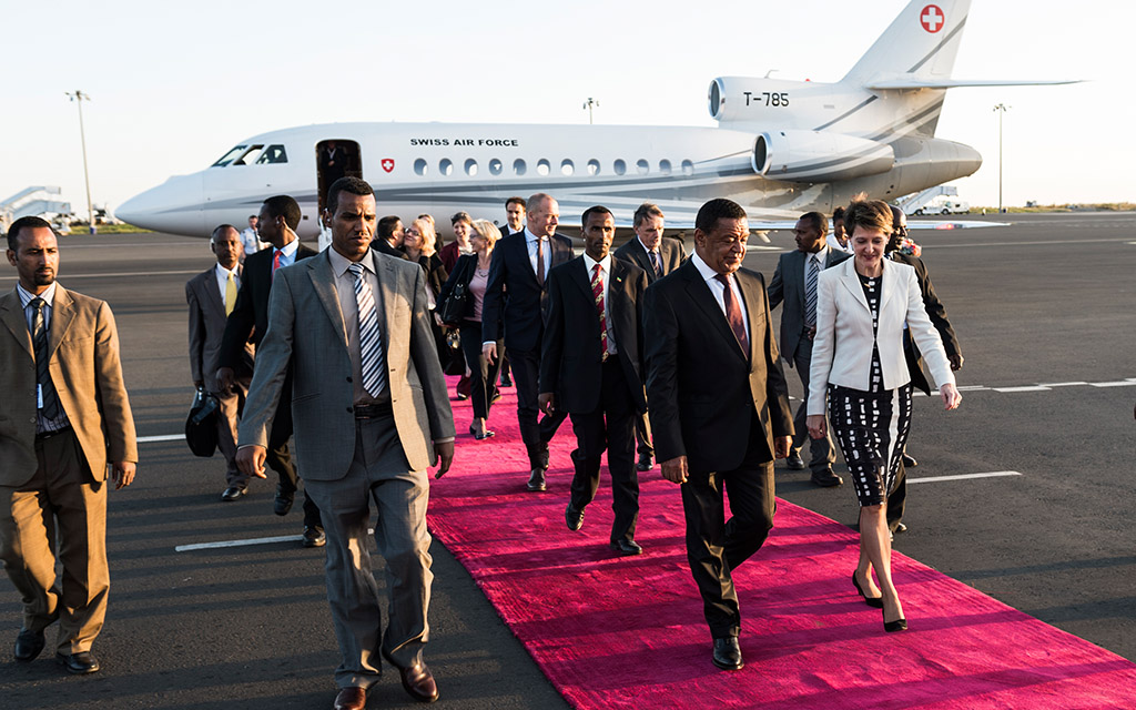 Bundespräsidentin Simonetta Sommaruga wird vom äthiopischen Präsidenten Mulatu Teshome am Flughafen in Addis Abeba empfangen (Foto: Keystone/Dominic Steinmann)