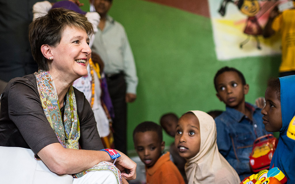 Bundespräsidentin Simonetta Sommaruga unterhält sich während ihres Besuchs im Sheder Flüchtlingslager mit somalischen Flüchtlingskindern in einem Kindergarten (Foto: Keystone/Dominic Steinmann)