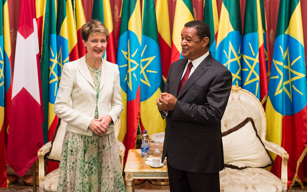 Bundespräsidentin Simonetta Sommaruga und der äthiopische Präsident Mulatu Teshome treffen sich für einen Höflichkeitsbesuch im präsidialen Palast in Addis Abeba (Foto: Keystone/Dominic Steinmann)