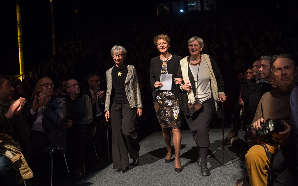 Bundesrätin Sommaruga lässt sich von ihren zwei Überraschungsgästen auf die Bühne begleiten: Gabrielle Nanchen und Hanna Sahlfeld-Singer, zwei der ersten Nationalrätinnen der Schweiz