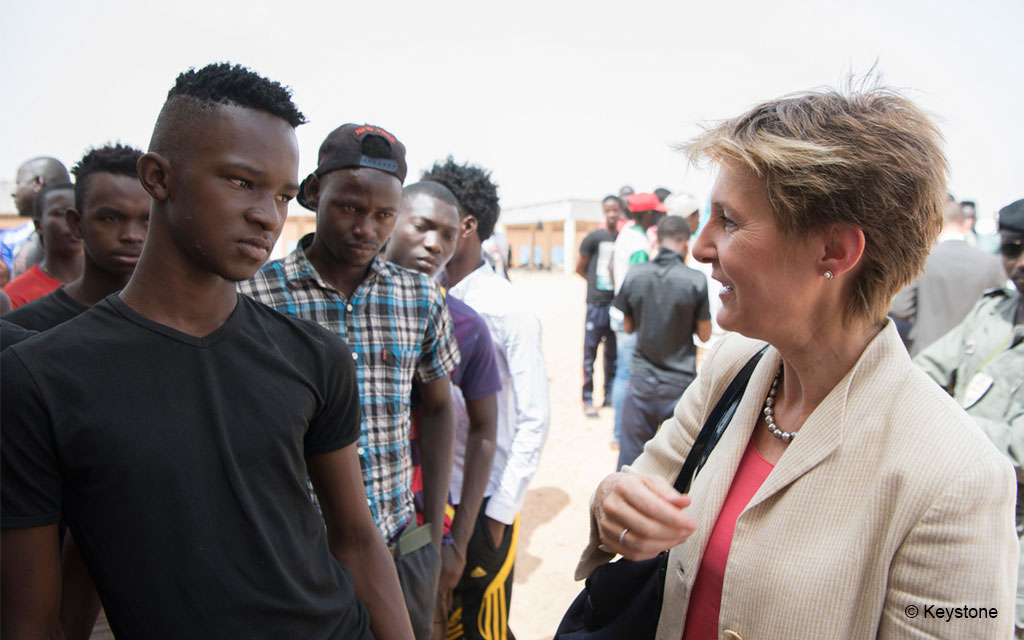 Bundesrätin Simonetta Sommaruga besucht in Agadez, Niger ein Empfangs- und Transitzentrum der Organisation IOM. Das Bild zeigt sie im Gespräch mit jugendlichen Migranten.