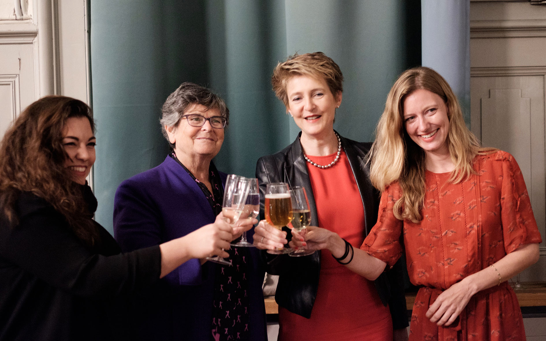 Tamara Funiciello (Präsidentin Juso Schweiz), Ruth Dreifuss (alt Bundesrätin), Bundesrätin Simonetta Sommaruga und Natascha Wey (Co-Präsidentin SP Frauen) stossen gemeinsam an.