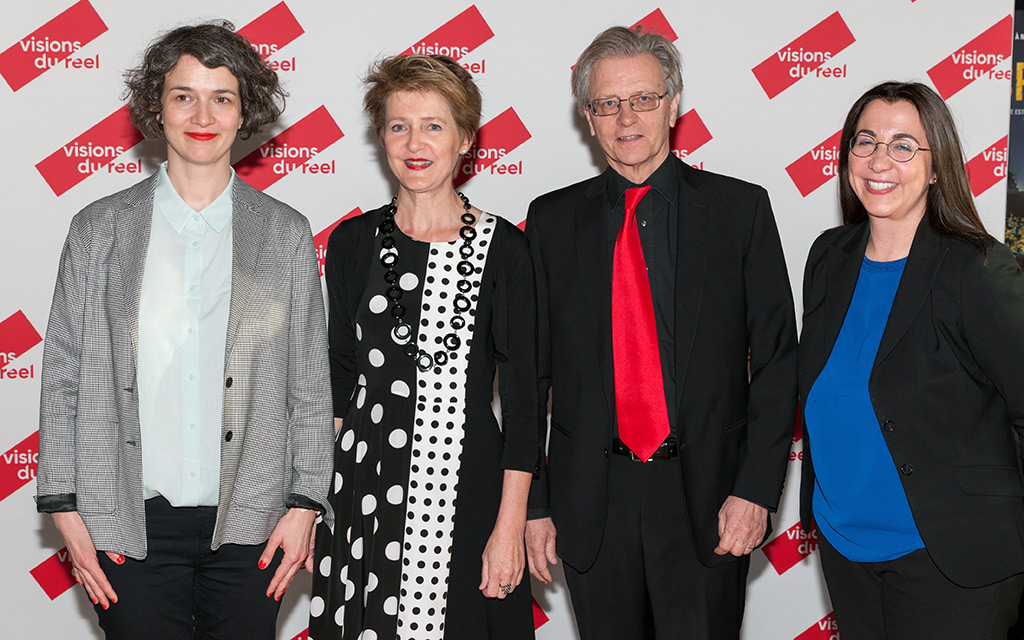 Bundesrätin Sommaruga umgeben von Emilie Bugès, der künstlerischen Leiterin des Filmfestivals Visions du Réel , Claude Ruey, dem Präsidenten, und der Waadtländer Staatsrätin Cesla Amarelle