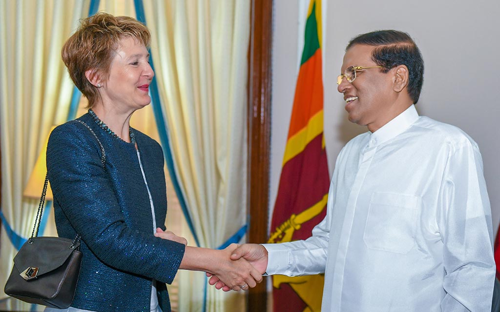 Bundesrätin Simonetta Sommaruga wird vom sri-lankischen Präsidenten Maithripala Sirisena begrüsst