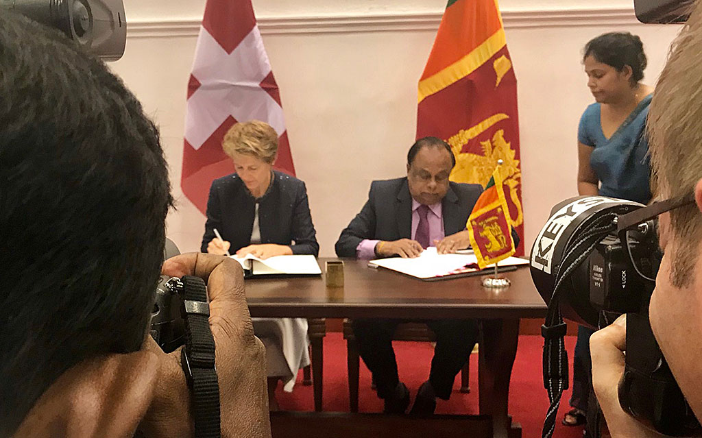 Bundesrätin Sommaruga, Vorsteherin des Eidgenössischen Justiz- und Polizeidepartements (EJPD), und der sri-lankische Minister für Innere Angelegenheiten, Seneviratne Bandara Nawinne, unterzeichnen ein Memorandum of Understanding zum Aufbau einer Migrationspartnerschaft.