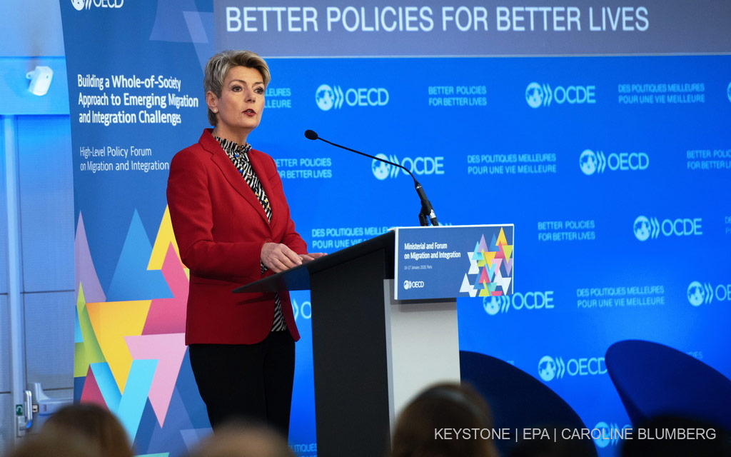 Bundesrätin Karin Keller-Sutter hält die Eröffnungsrede am OECD-Forum für Migration und Integration in Paris