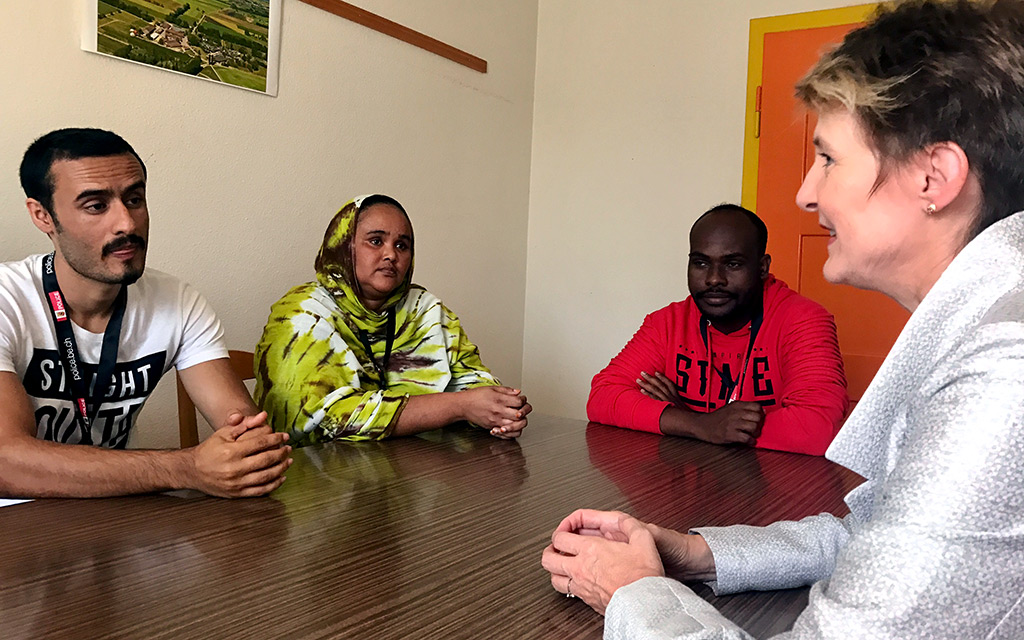 La conseillère fédérale Simonetta Sommaruga s‘entretient avec des requérants d’asile