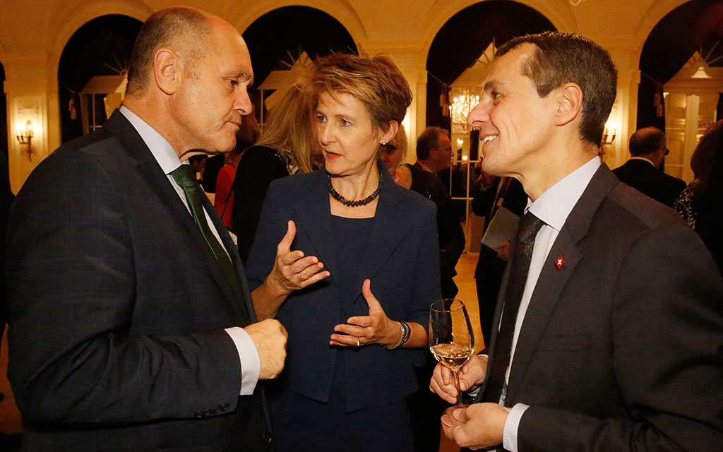 La conseillère fédérale Simonetta Sommaruga en discussion avec Wolfgang Sobotka, ministre autrichien de l’intérieur (à gauche) et le conseiller fédéral Ignazio Cassis