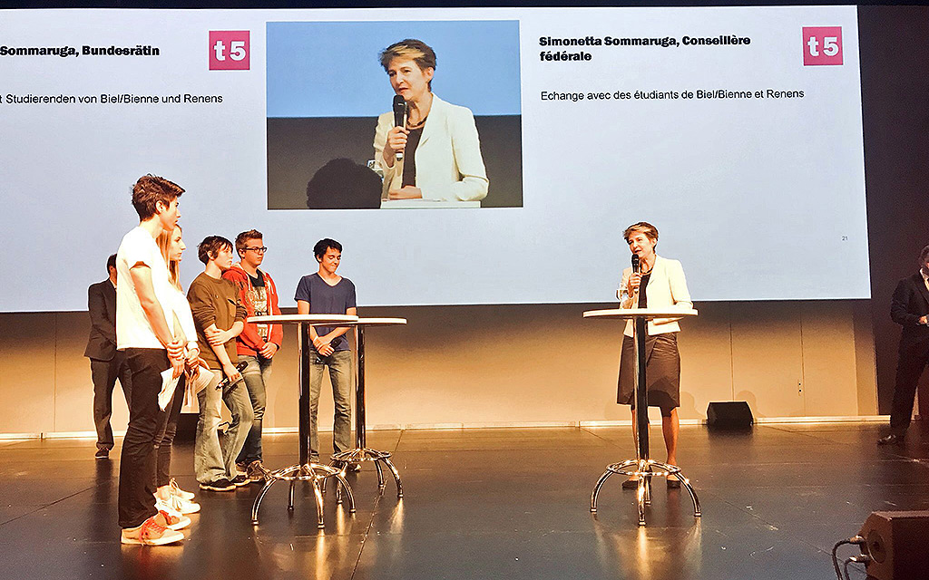 La consigliera federale Simonetta Sommaruga discute sul podio con studenti di Bienne e Renens