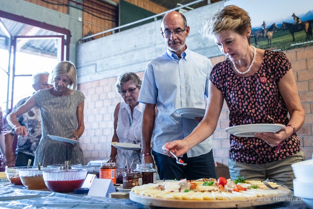 La consigliera federale Simonetta Sommaruga si serve al buffet.