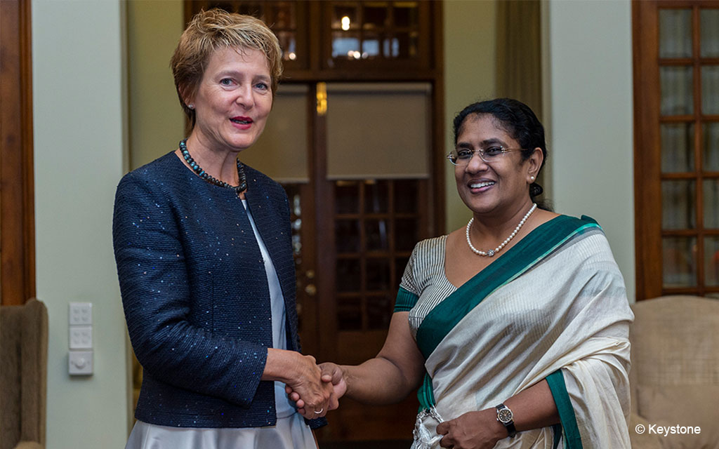 La consigliera federale Simonetta Sommaruga con il ministro di giustizia dello Sri Lanka Thalatha Atukorale