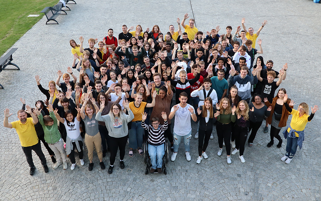 Gruppenbild mit Lernenden des EJPD, im Hintergrund ist die Stadt Biel zu sehen.