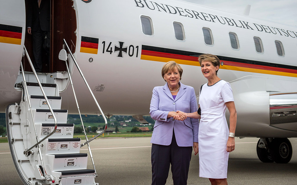 Flughafen Bern-Belp: Bundespräsidentin Simonetta Sommaruga empfängt Bundeskanzlerin Angela Merkel (Foto: ZEM)