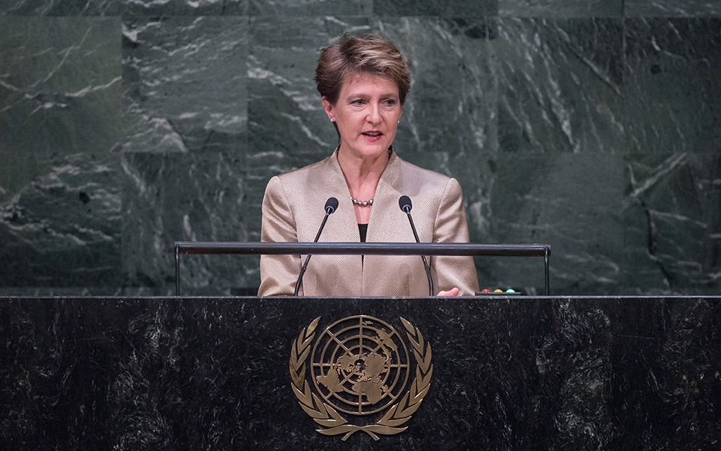 An der Generaldebatte zur Eröffnung der Generalversammlung geht Bundespräsidentin Simonetta Sommaruga auf aktuelle Brennpunkte in der Weltpolitik und auf Schwerpunkte der Schweizer Aussenpolitik im Rahmen der UNO ein (Foto: UN Photo/Amanda Voisard)