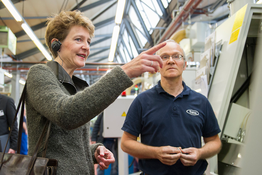 Fête du travail: la conseillère fédérale Simonetta Sommaruga en visite dans l’entreprise Fraisa SA, à Bellach (Photo: Keystone)