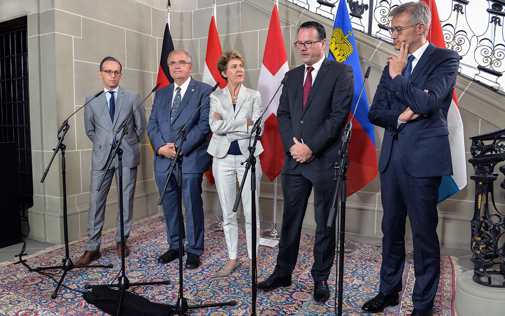 La conseillère fédérale Simonetta Sommaruga avec ses homologues et des représentants allemands, autrichiens, luxembourgeois et liechtensteinois lors de la conférence de presse
