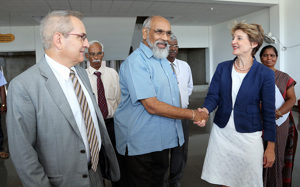 L'ambassadeur Heinz Walker, le chief minister de la province du Nord C.V. Wigneswaran et la conseillère fédérale Simonetta Sommaruga