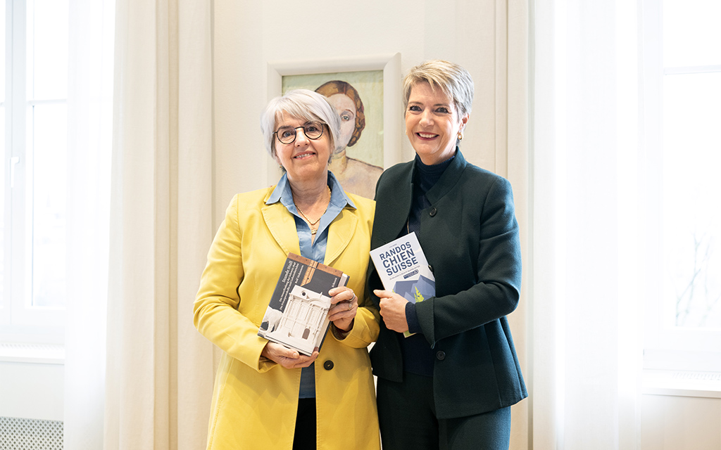 La conseillère fédérale Karin Keller-Sutter accueille la conseillère fédérale Elisabeth Baume-Schneider et lui remet les clés du département.