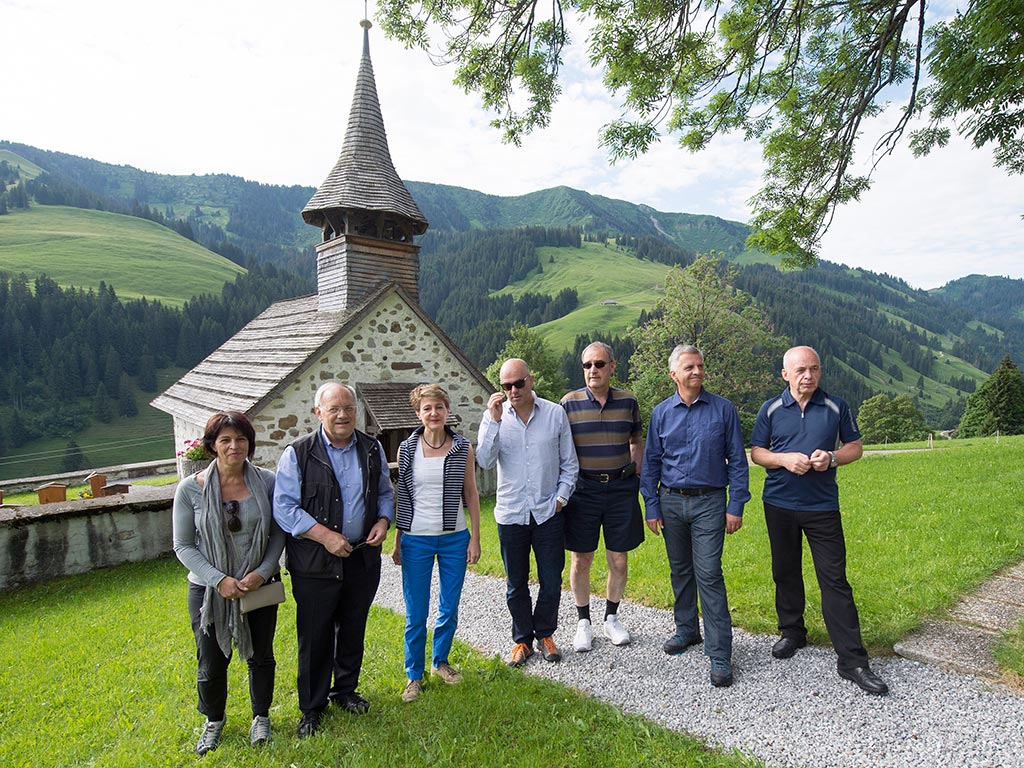 La conseillère fédérale Doris Leuthard, le Président de la Confédération Johann Schneider-Ammann, la conseillère fédérale Simonetta Sommaruga, les conseillers fédéraux Alain Berset, Guy Parmelin, Didier Burkhalter et Ueli Maurer (de gauche à droite) devant l’église de Abländschen.