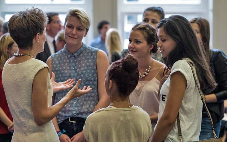 La présidente de la Confédération Simonetta Sommaruga en conversation avec des élèves de l’école professionnelle (photo : Easyvote)