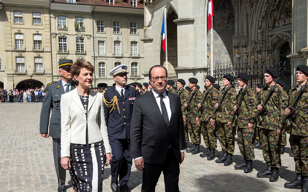 Sur la place de la collégiale de Berne, les honneurs militaires pour la présidente de la Confédération, Simonetta Sommaruga, et le président de la République française, François Hollande (photo: Hug)