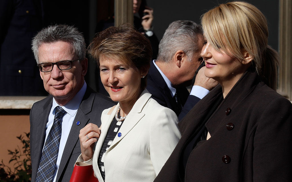La consigliera federale Simonetta Sommaruga con il ministro degli interni tedesco Thomas de Maizière e il ministro degli interni sloveno Vesna Gyoerkoes Znidar
