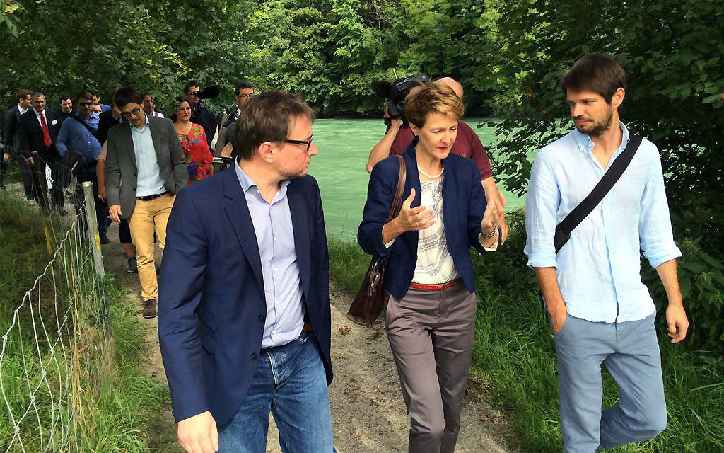 Bundesrätin Sommaruga mit Medienschaffenden auf einem Sommer-Spaziergang entlang der Aare