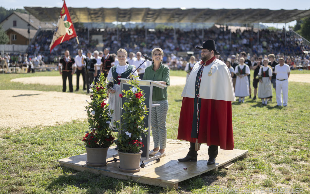 La Consigliera federale Karin Keller-Sutter tiene il discorso alla cerimonia di festa della Festa di lotta della Svizzera nordorientale