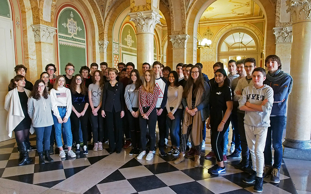 Le due classi posano a Palazzo federale Ovest per una foto di gruppo con la Consigliera federale.