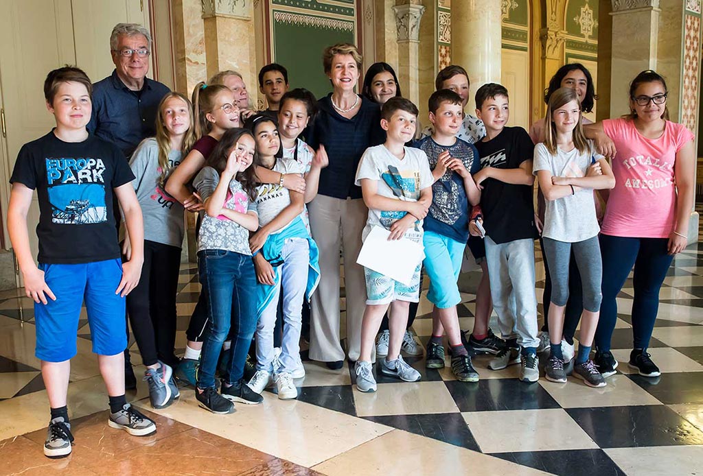 Foto di classe con la Consigliera federale a Palazzo federale Ovest