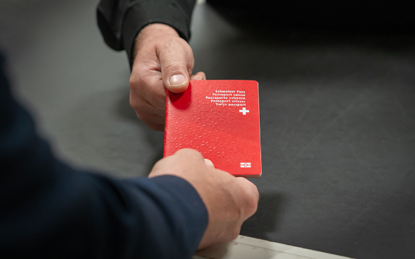 Hände halten einen Pass