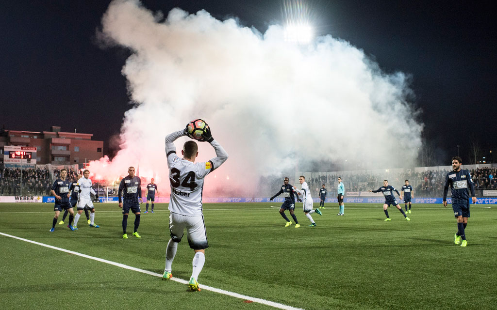 Fans brennen während einem Fussballspiel pyrotechnische Gegenstände ab
