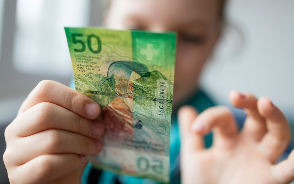 Une enfant examine un billet de cinquante francs