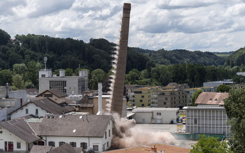 Neuenegg, 18 juin 2020. La cheminée de 118 ans et 56 mètres de haut située sur le site de la société Wander est dynamitée.