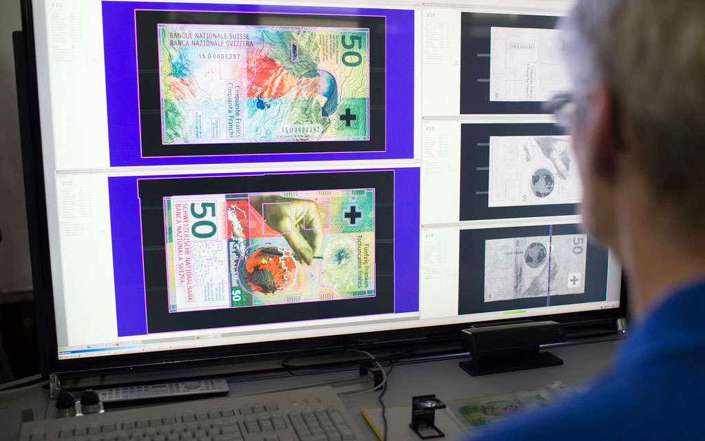 I dettagli dell’attuale banconota da 50 franchi visualizzati su uno schermo
