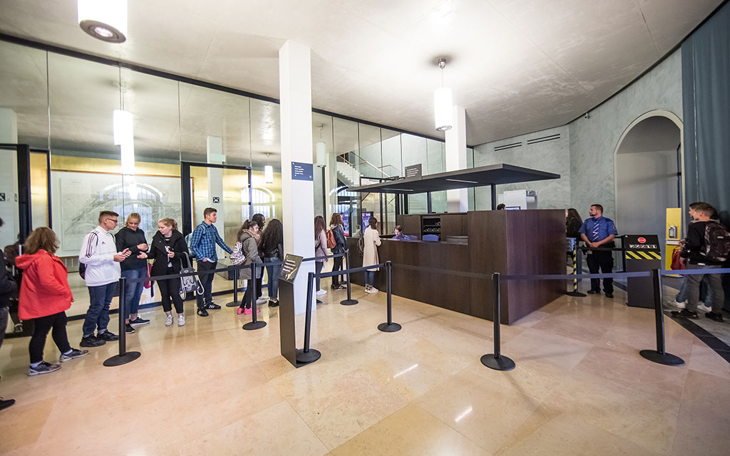 Alunni in attesa del controllo di sicurezza presso la portineria di Palazzo federale