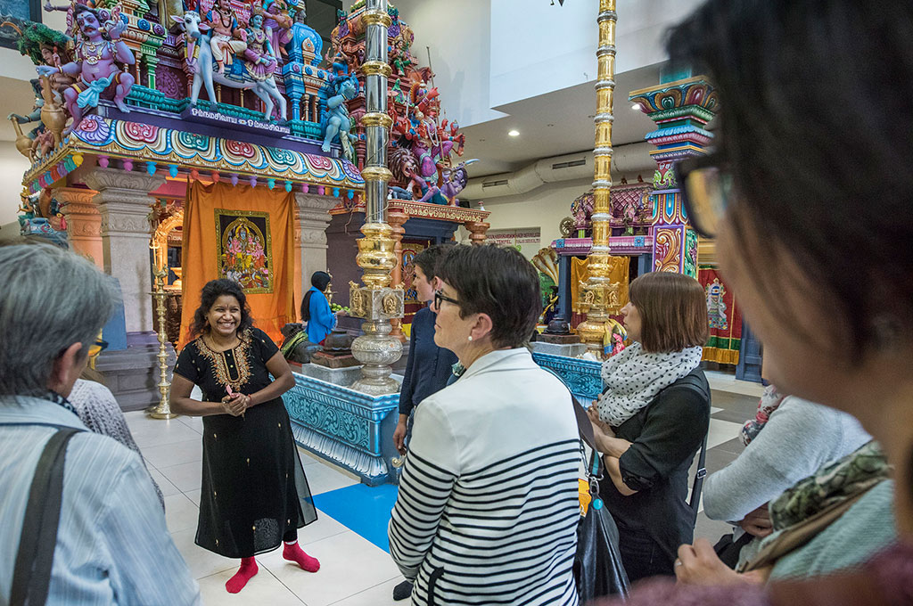 Frauen besuchen einen tamilischen Tempel in der Schweiz.