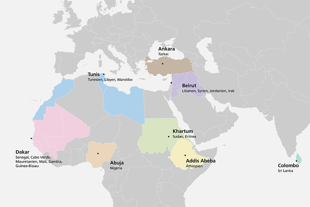 Eine Landkarte von Europa, Afrika und bis Sri Lanka zeigt die acht Standorte der Schweizer Immigration Liaison Officers in Ankara, Beirut, Tunis, Dakar, Abuja, Khartum, Addis Abeba und Colombo.